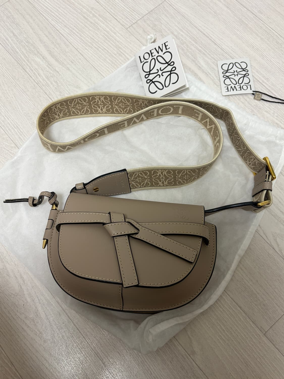 로에베 게이트백 미니 상품이미지1