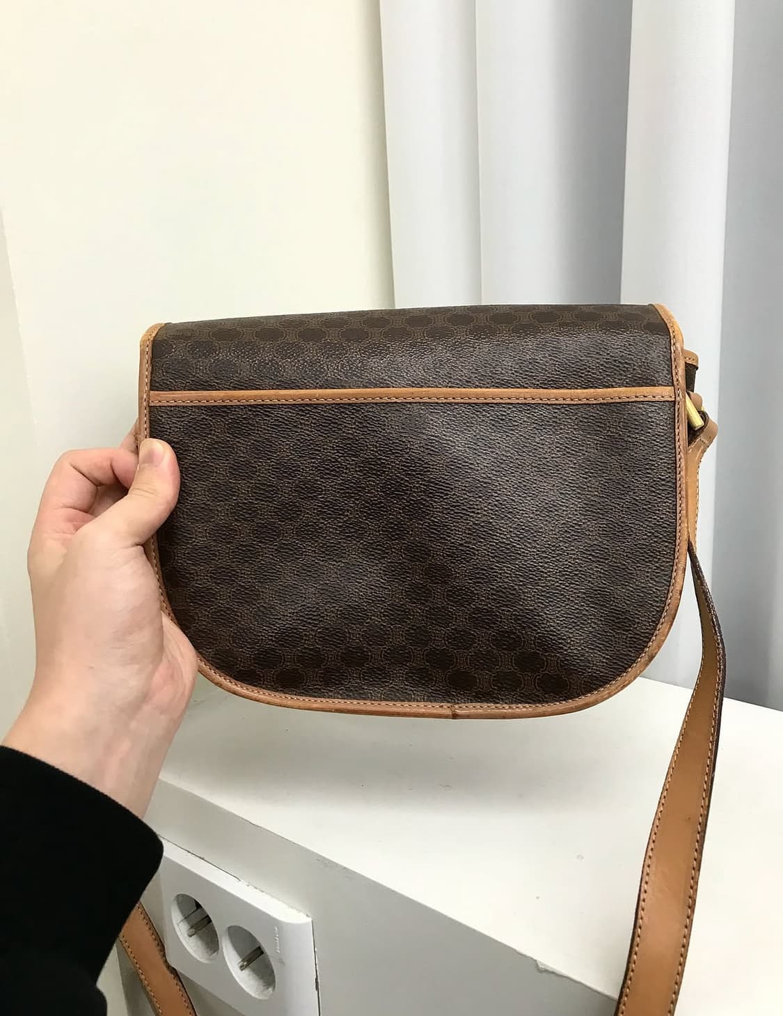 셀린느 가죽 로고 마카담 크로스백 상품이미지3