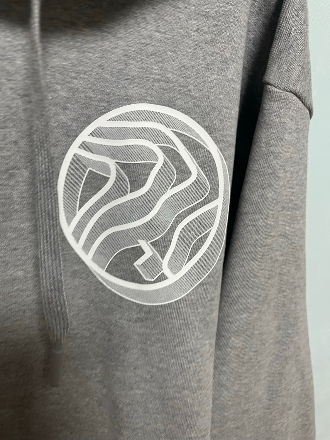 디스커버리 그레이 후드티 상품이미지3