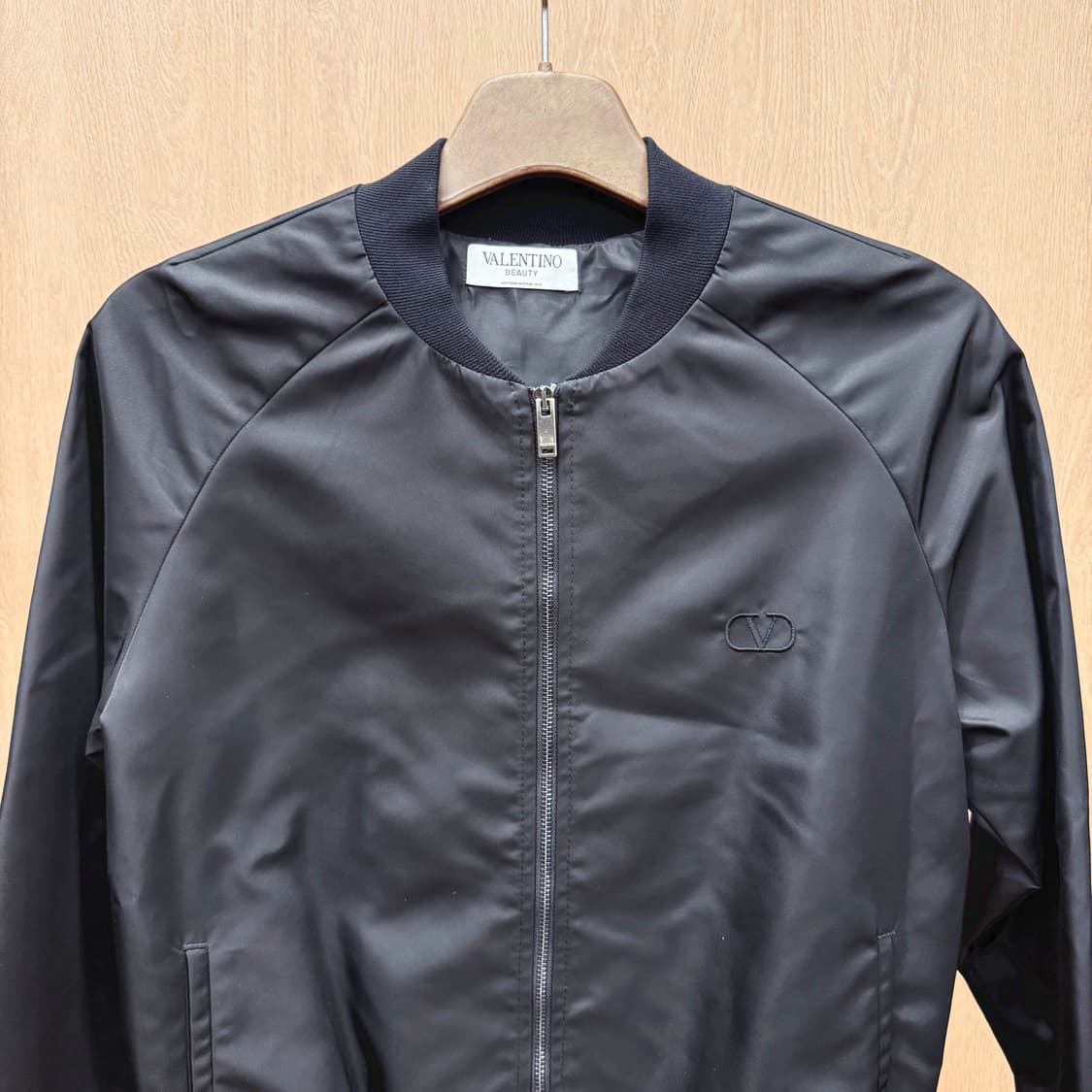 발렌티노 뷰티 나일론 블루종 집업 로고 자수 디테일 블랙 상품이미지4