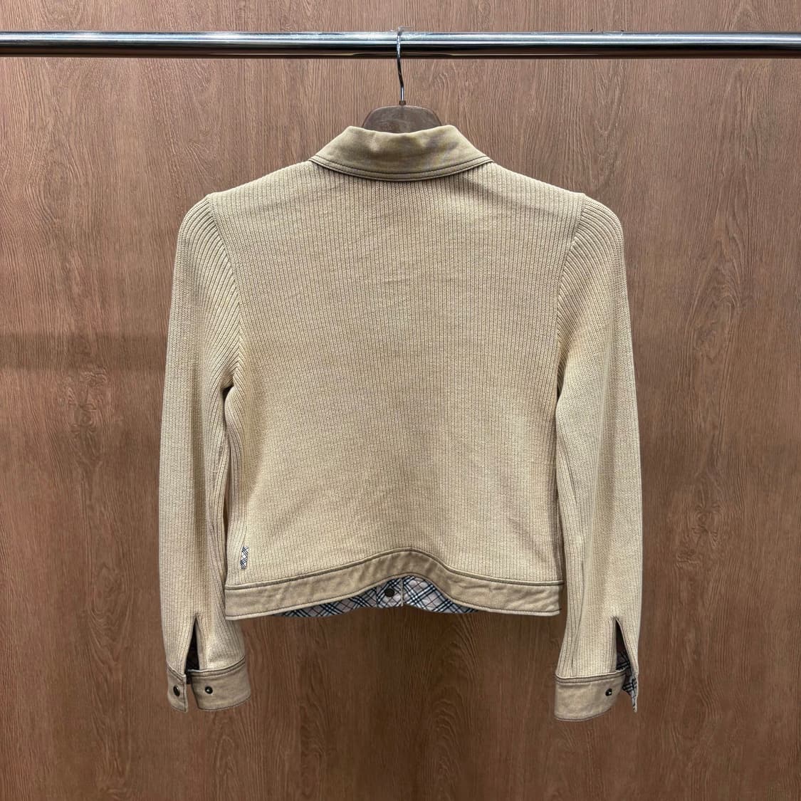 버버리 런던 코튼 리브드 니트 셔츠 자켓 나이트 로고 자수 디테일 베이지 상품이미지3