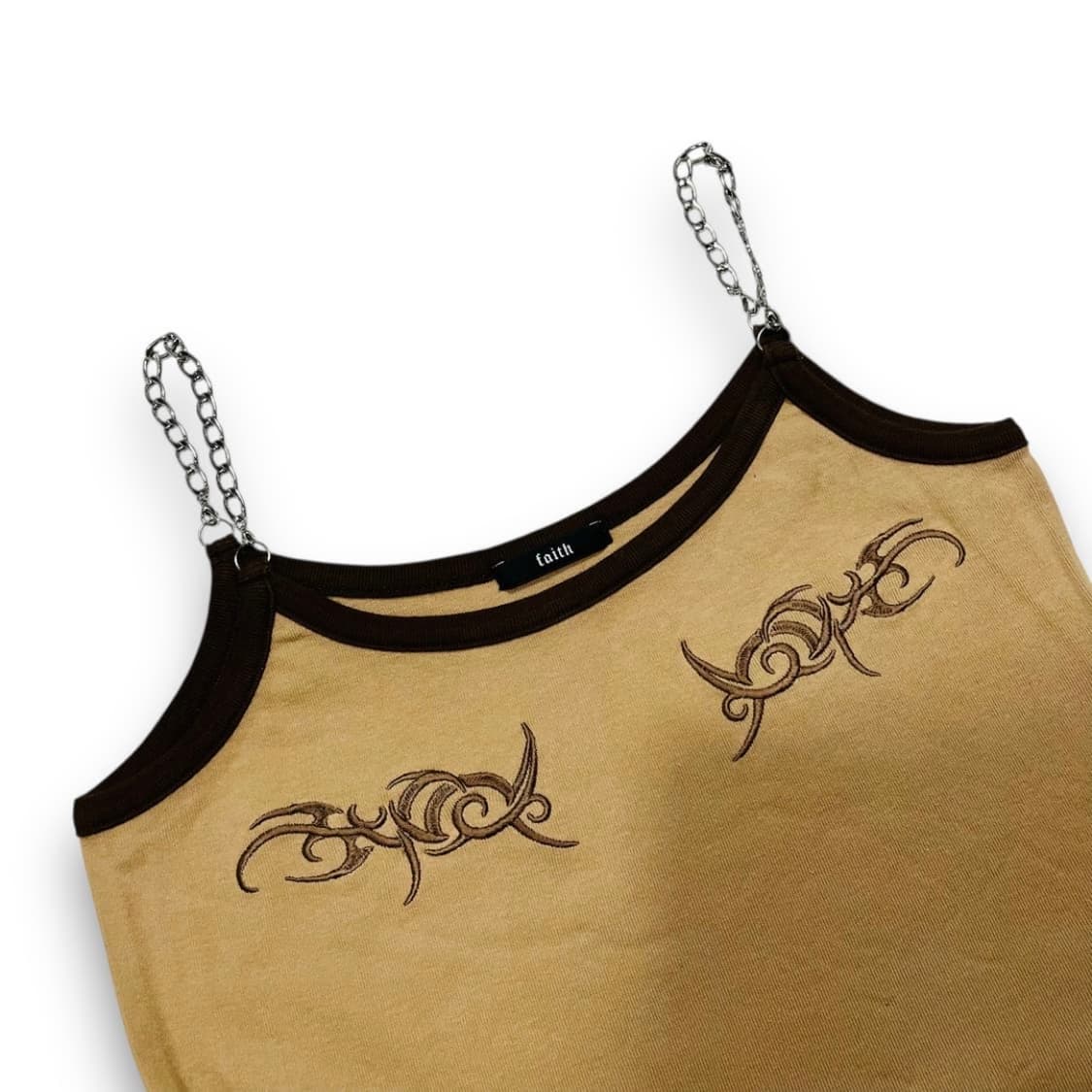 Faith Tokyo 체인 트라이벌 디테일 크롭 슬리브리스 상품이미지2