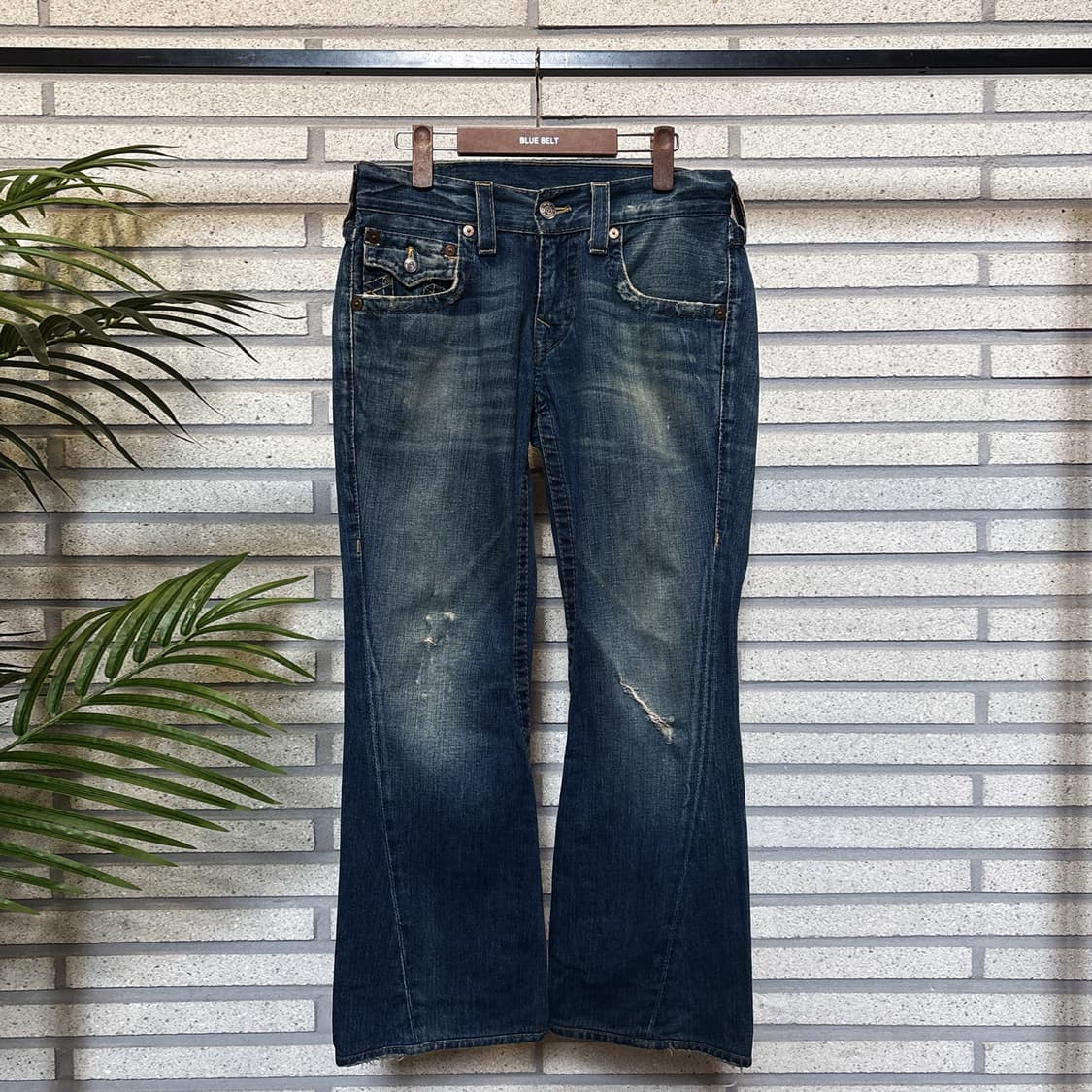 트루릴리전 Y2K 데미지 부츠컷 데님팬츠 플랩포켓 디테일 에이징인디고 상품이미지2