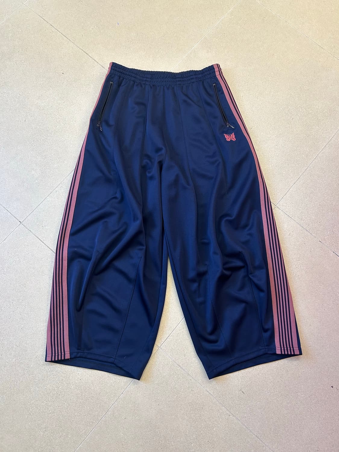 니들스 HD 네이비 핑크 트랙팬츠 상품이미지1