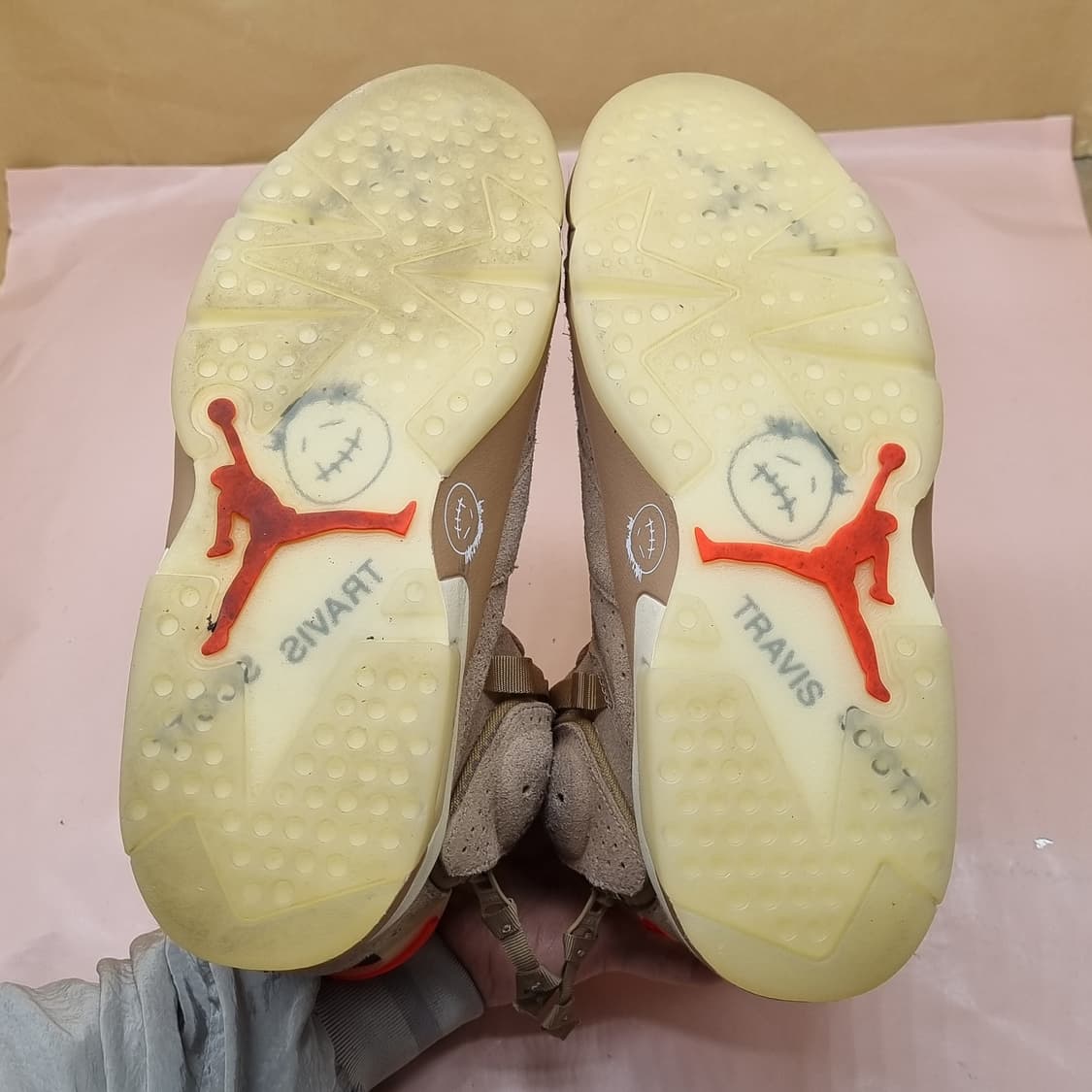 나이키 에어조던 6 레트로 트래비스 스캇 미드 270 상품이미지3