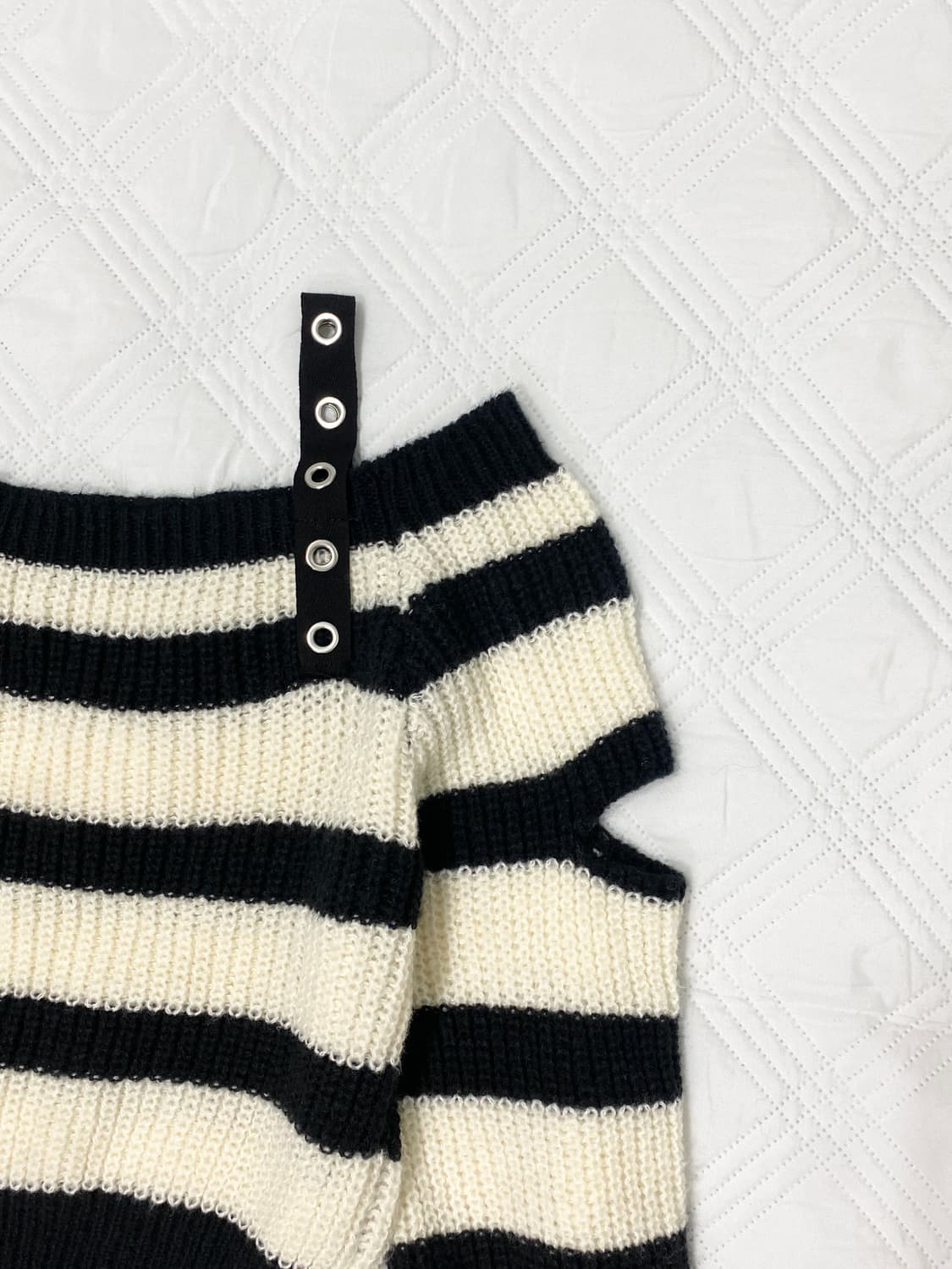 펑크 미사깔 아일렛 스트라이프 오프숄더 트임 니트 상품이미지7