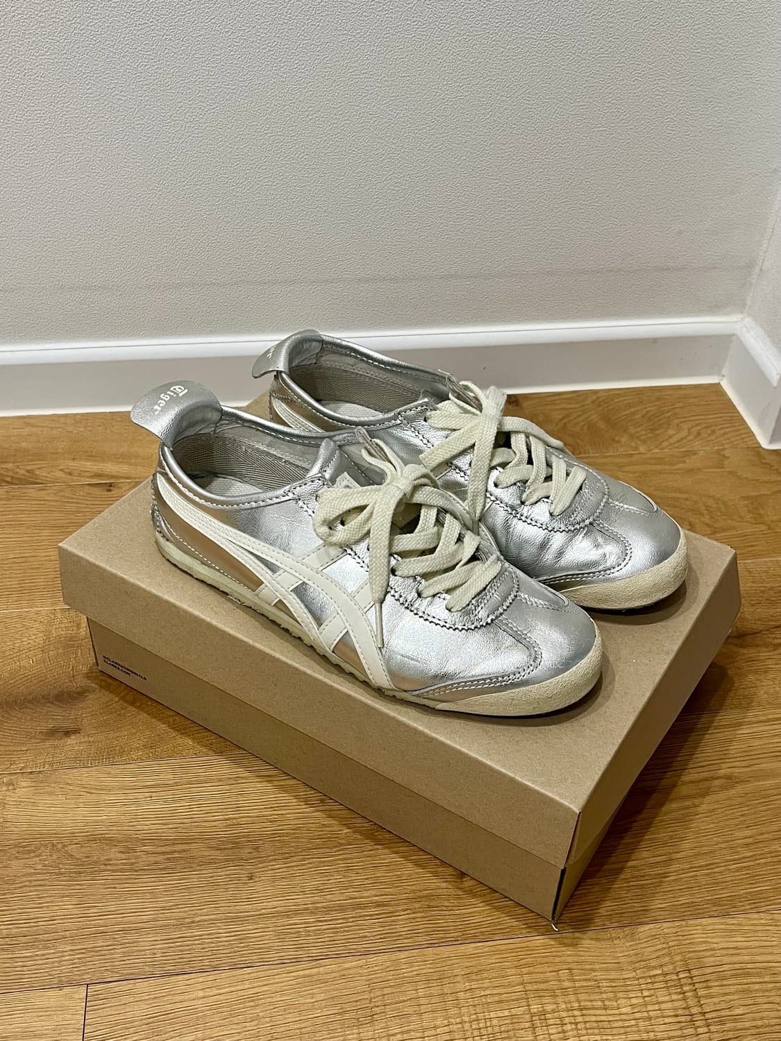 오니츠카타이거 멕시코66 실버 235 상품이미지1