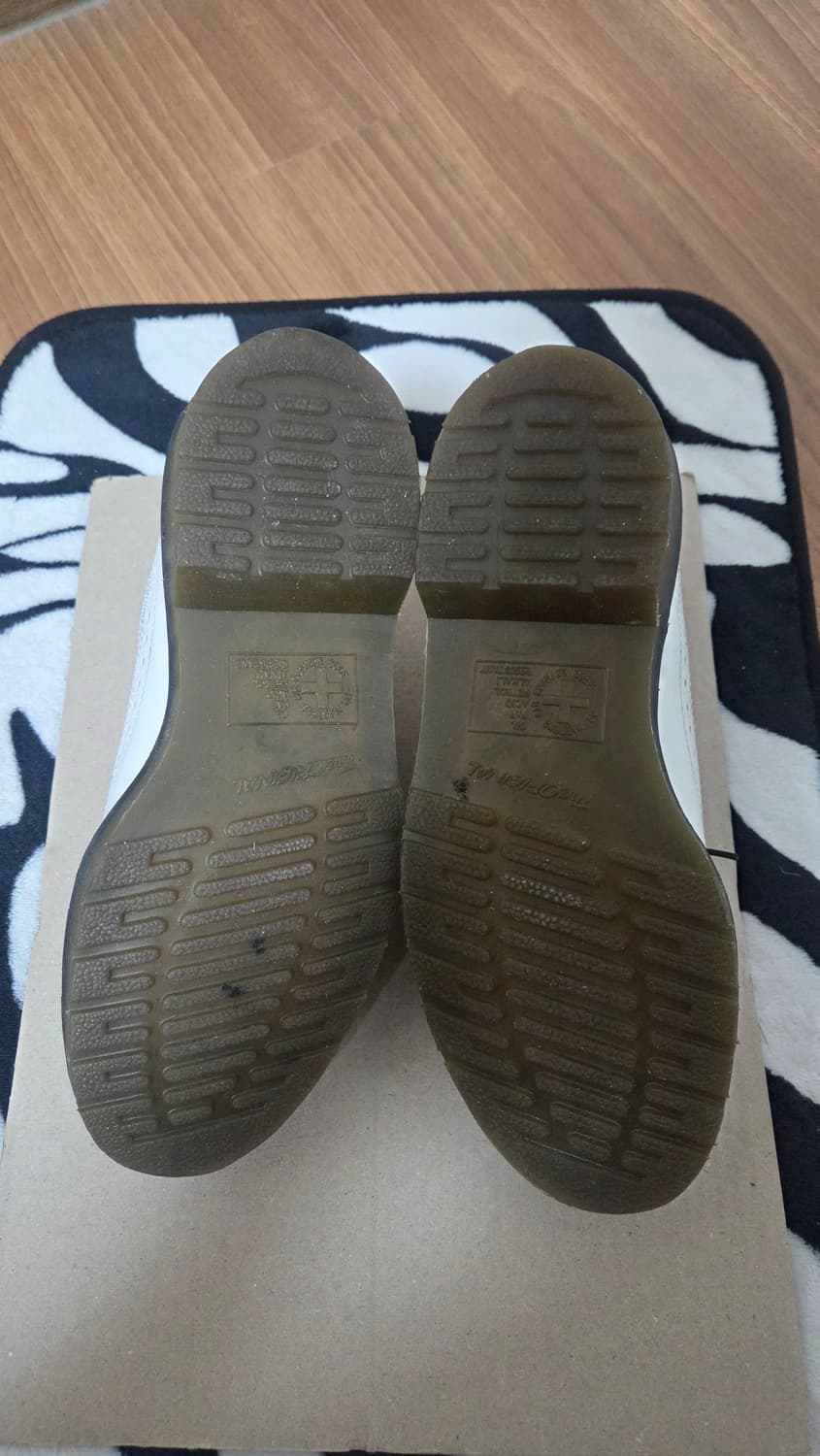 닥터마틴 윙팁 레더 화이트. 상품이미지4