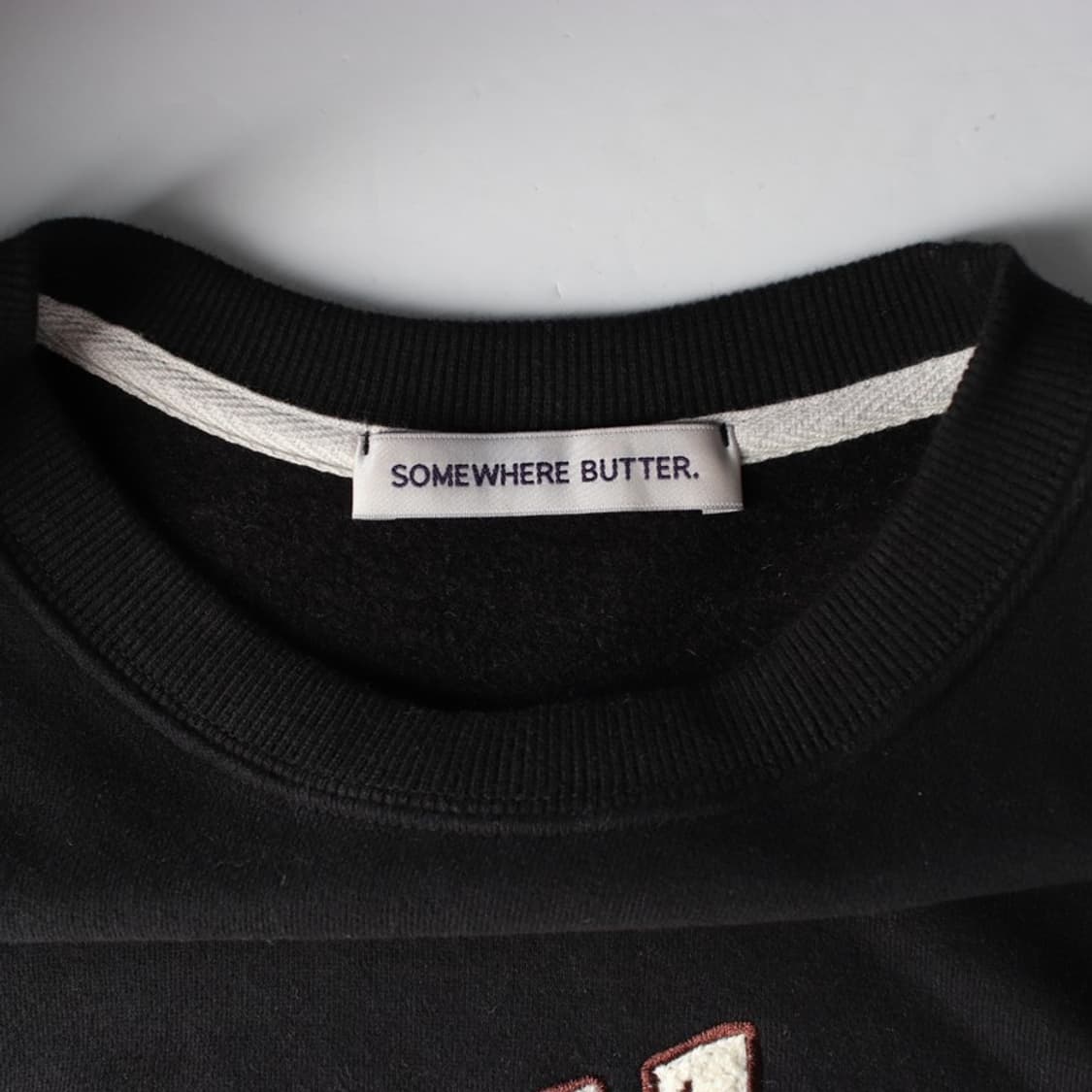 썸웨어버터 블랙 로고 크롭 맨투맨 상품이미지5