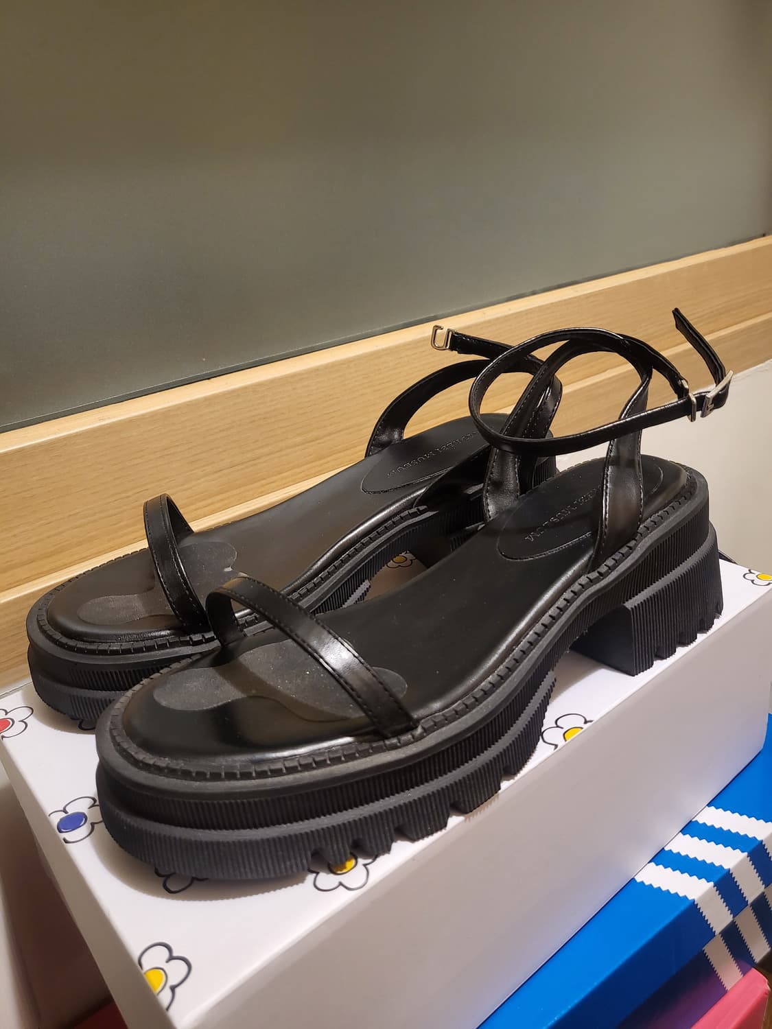 코모레비뮤지엄 씬스트랩청키솔 샌들 블랙 240(245) 상품이미지2