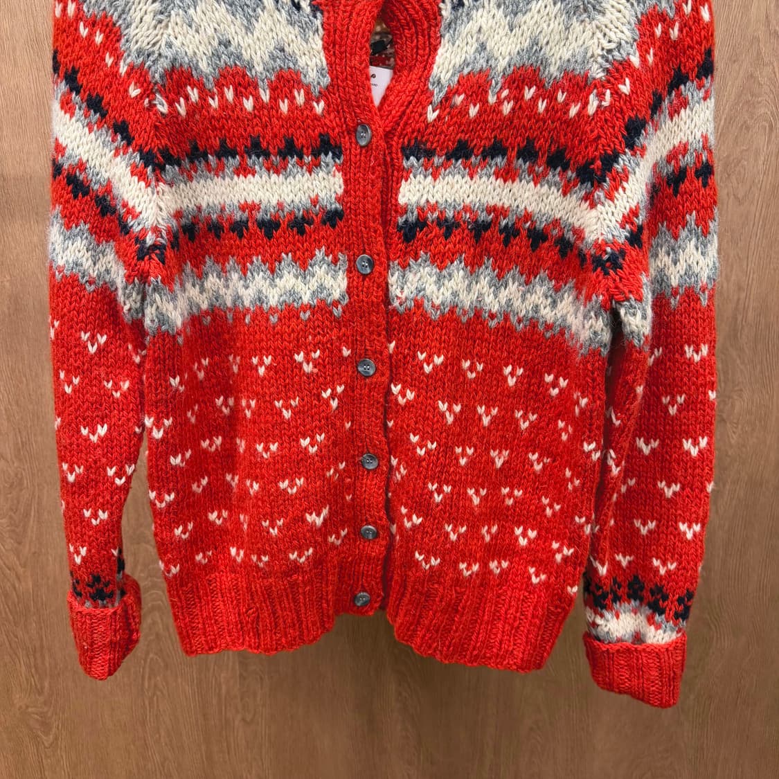 엘엘빈 라운드넥 니트 가디건 노르딕 패턴 디테일 레귤러핏 레드 상품이미지6