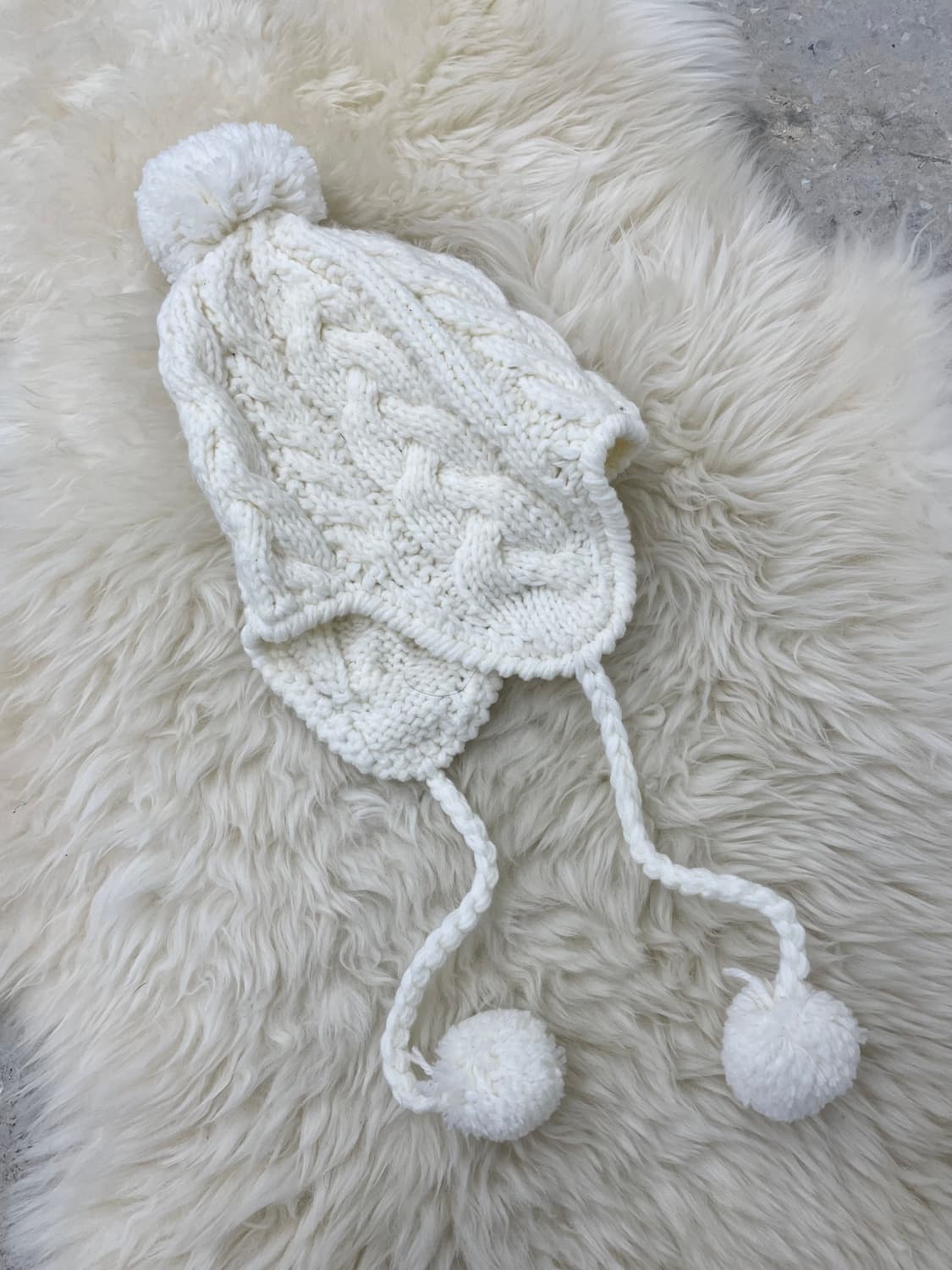 퓨어 화이트 이어플랩 방울 비니 상품이미지5