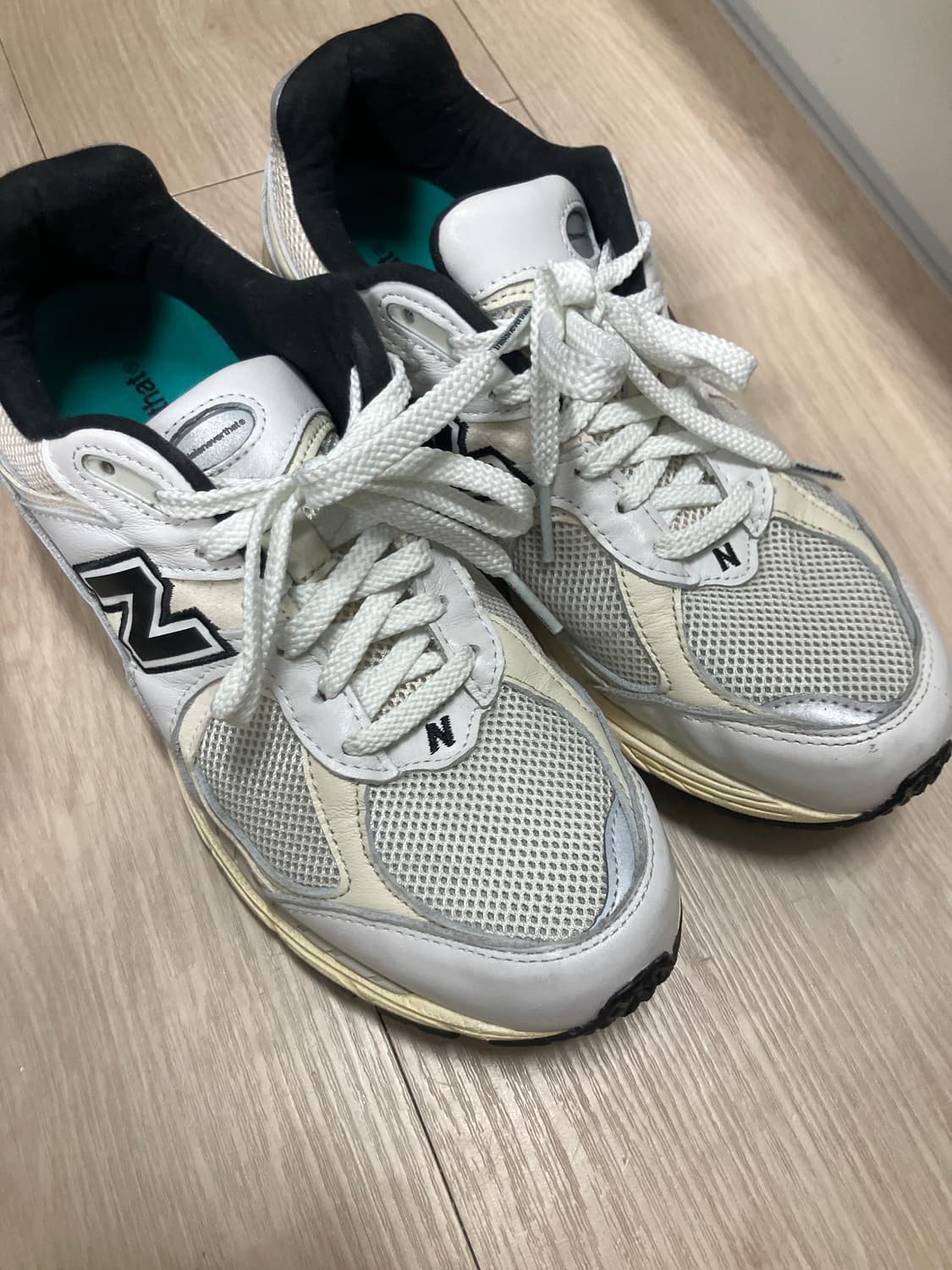 뉴발란스 디스이즈네버댓 2002R 상품이미지1