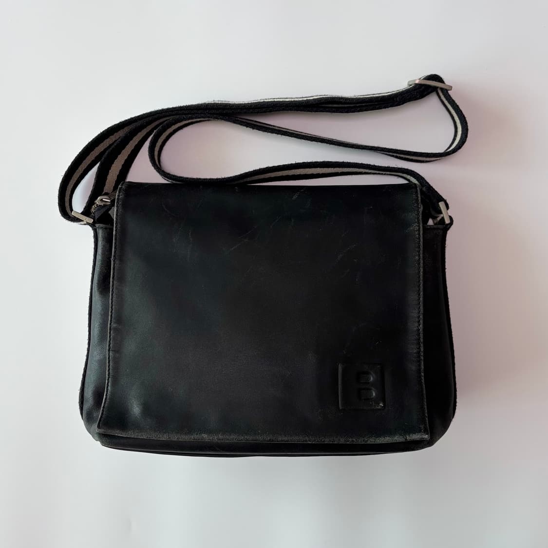 발리(BALLY) 시그니처 스트라이프 레더 메신저 백 블랙 상품이미지10