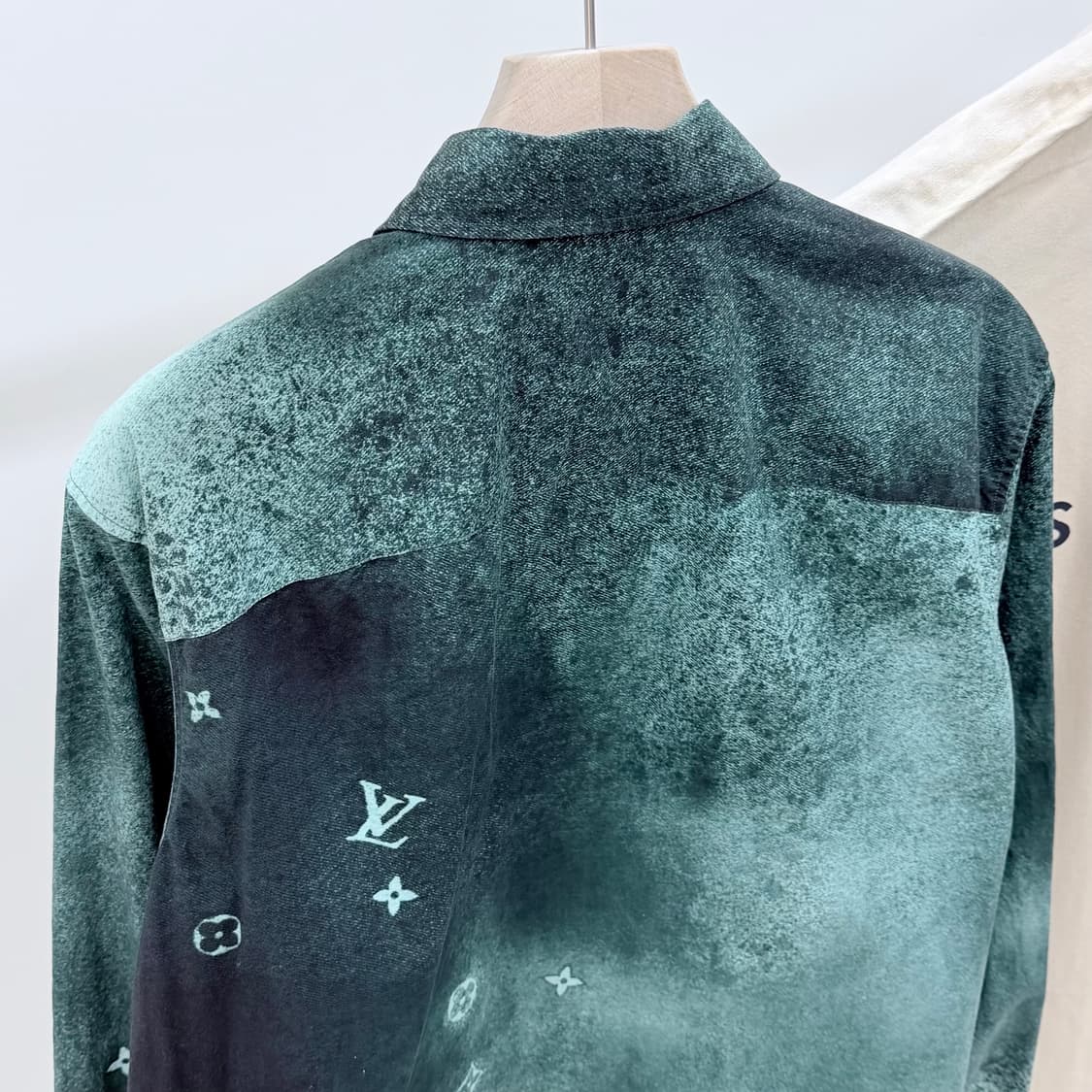 [S급/M] 루이비통 그라데이션 스프레이 모노그램 셔츠 상품이미지5