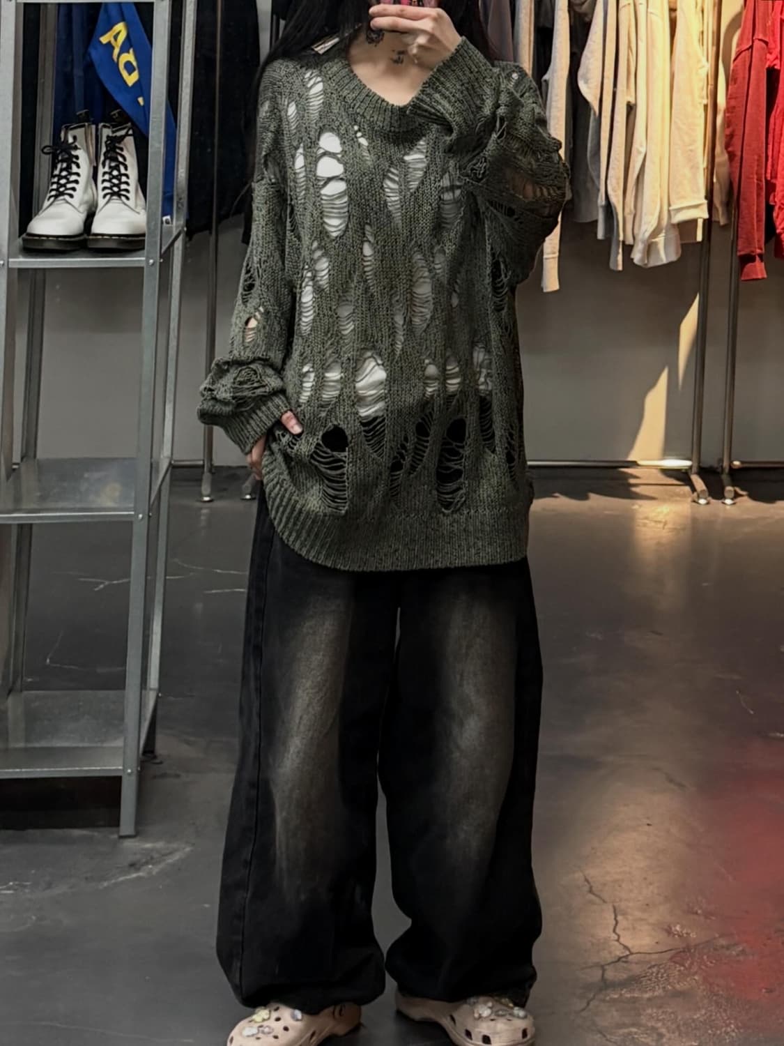 ROARINGWILD 펀칭 데미지 카키 니트 A3702 상품이미지1