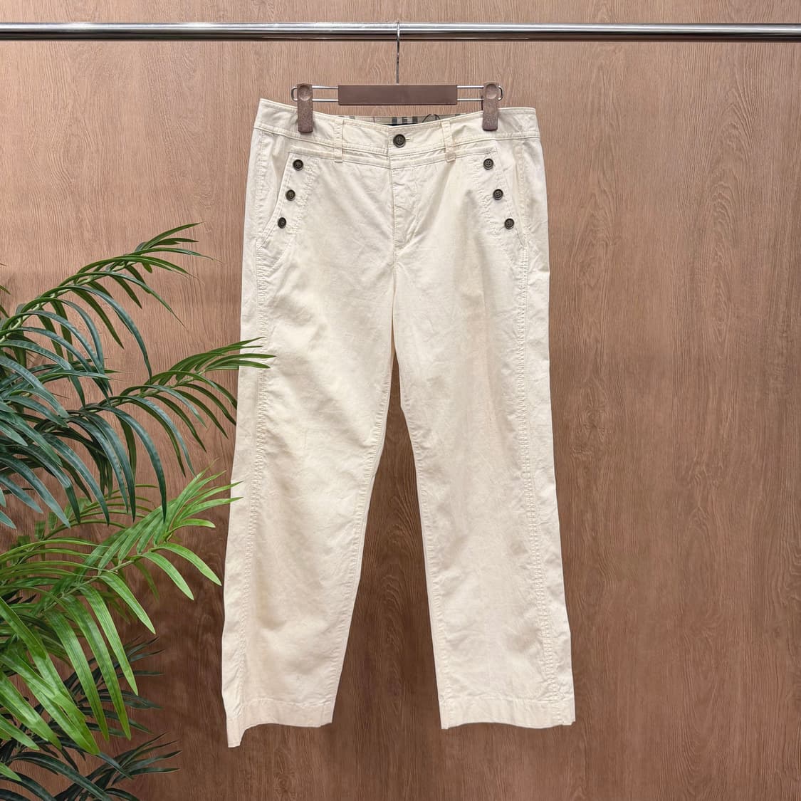 버버리 런던 팬츠 사이드 버튼 장식 포켓 디테일 스트레이트핏 아이보리 상품이미지1