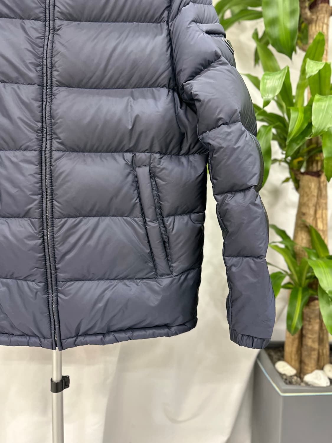 프라다 트라이앵글 패딩 네이비 52 상품이미지5