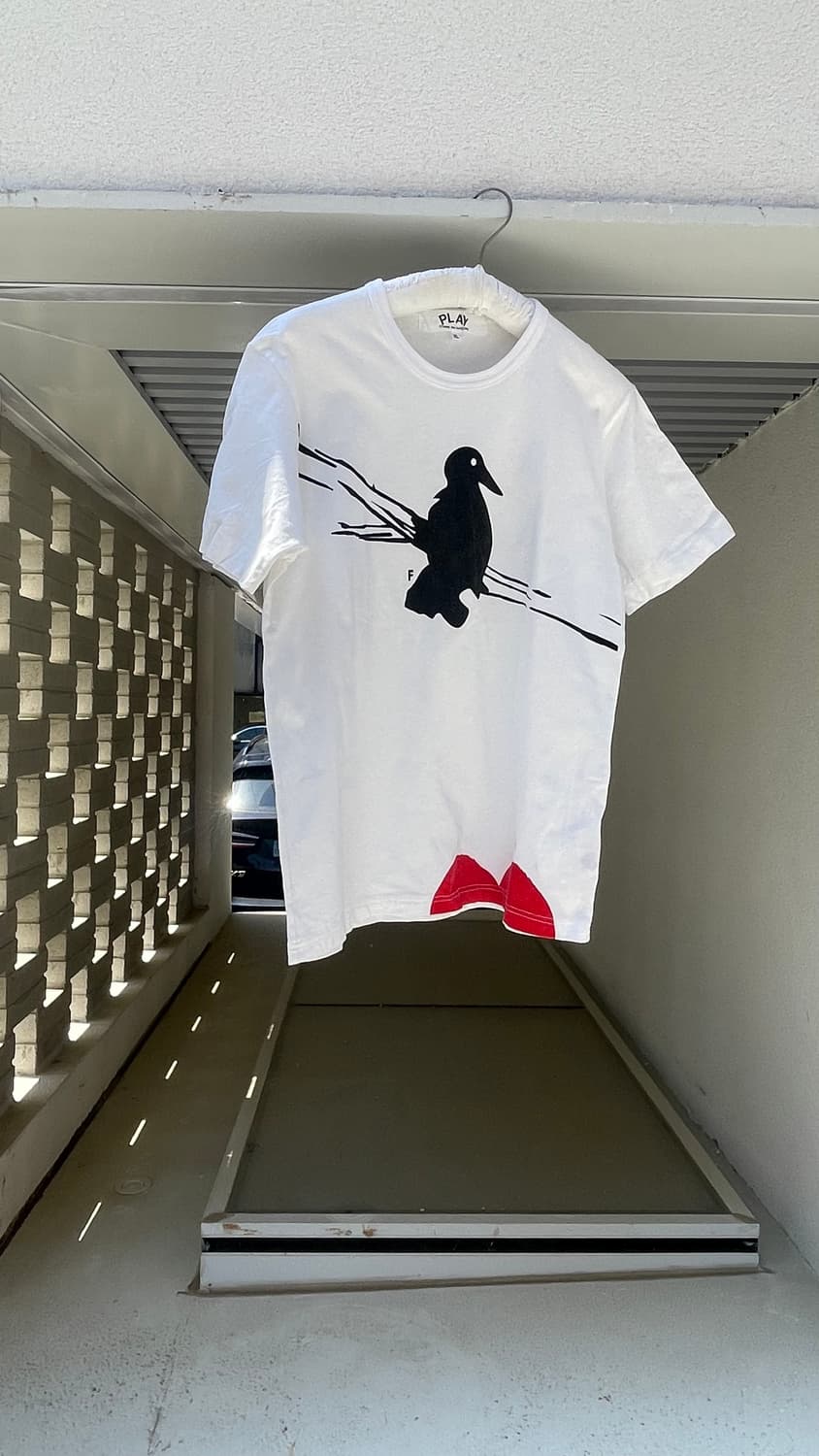 Comme des Garçons PLAY 'Crows' Graphic T 상품이미지1
