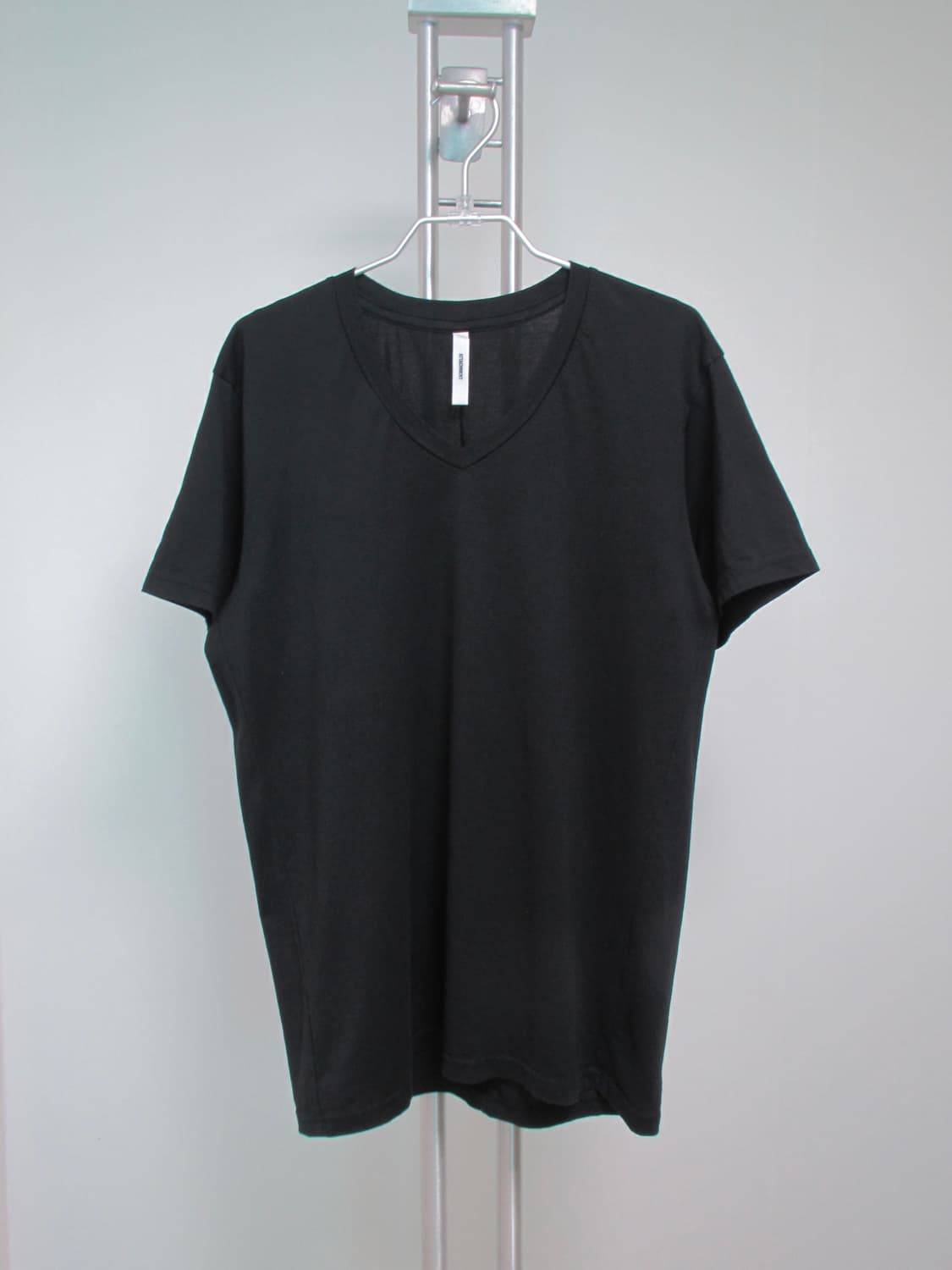 Attachment v neck t-shirt 상품이미지1