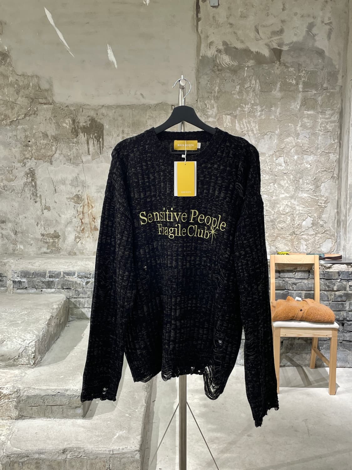메인부스 블랙 프래자일 클럽 데미지 스웨터 상품이미지1