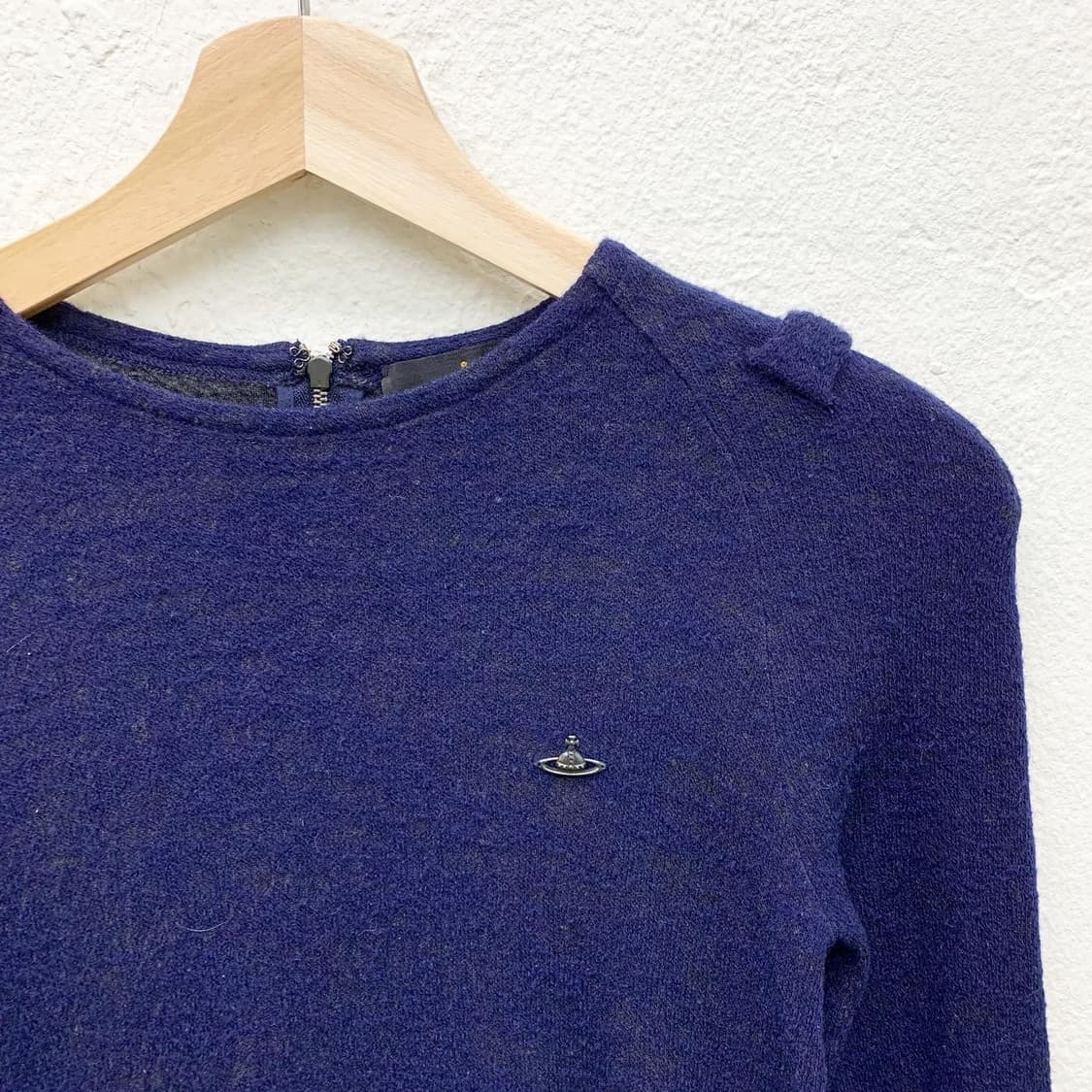 비비안 웨스트우드 네이비 로고 절개 라운드 니트 상품이미지3