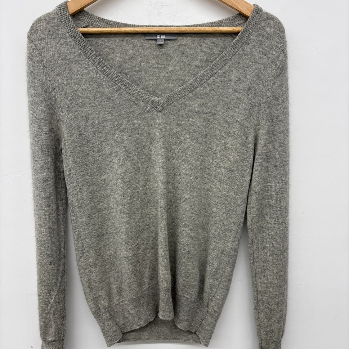 캐시미어100 브이넥 회색 니트 상품이미지2