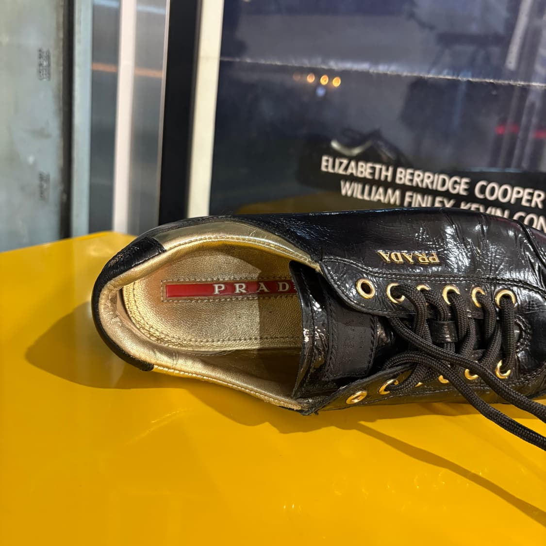 프라다 블랙 에나멜 레더 스니커즈 상품이미지6