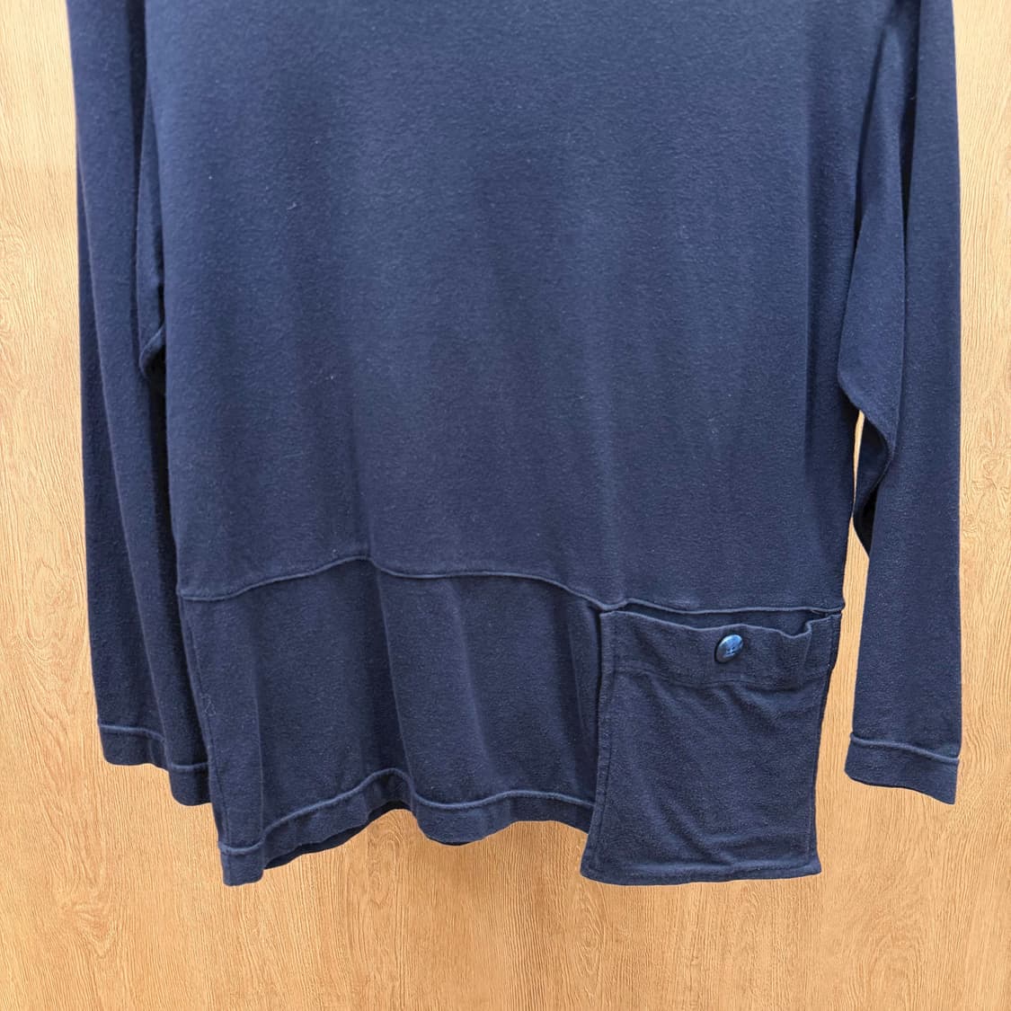 이세이미야케 하이 긴팔 맨투맨 아웃 포켓 후면 로고 프린팅 디테일 네이비 상품이미지5