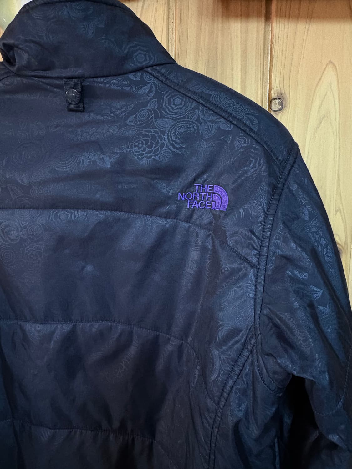 노스페이스 여성 페이즐리 경량 패딩입니다. 상품이미지3