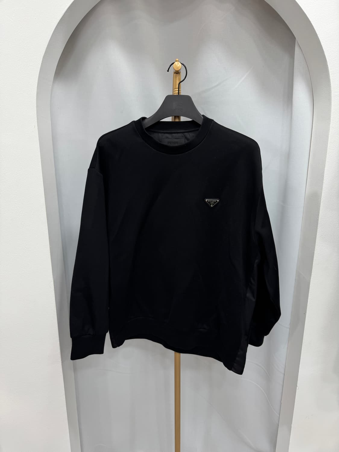 새상품급 프라다 삼각로고 테크니컬 맨투맨 S 실측100  상품이미지1