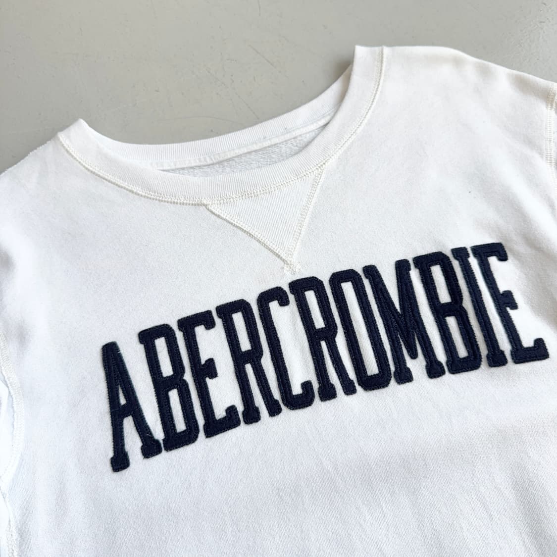 아베크롬비 Y2K 아치로고 맨투맨 화이트 상품이미지3