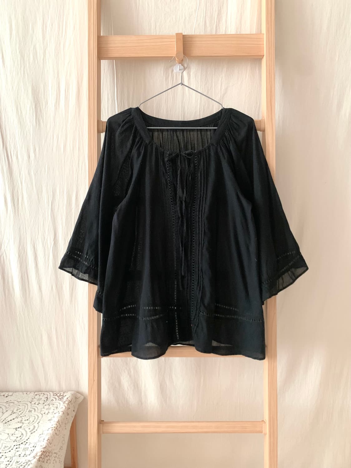 아사면 블랙 모리 케이프핏 블라우스 상품이미지1