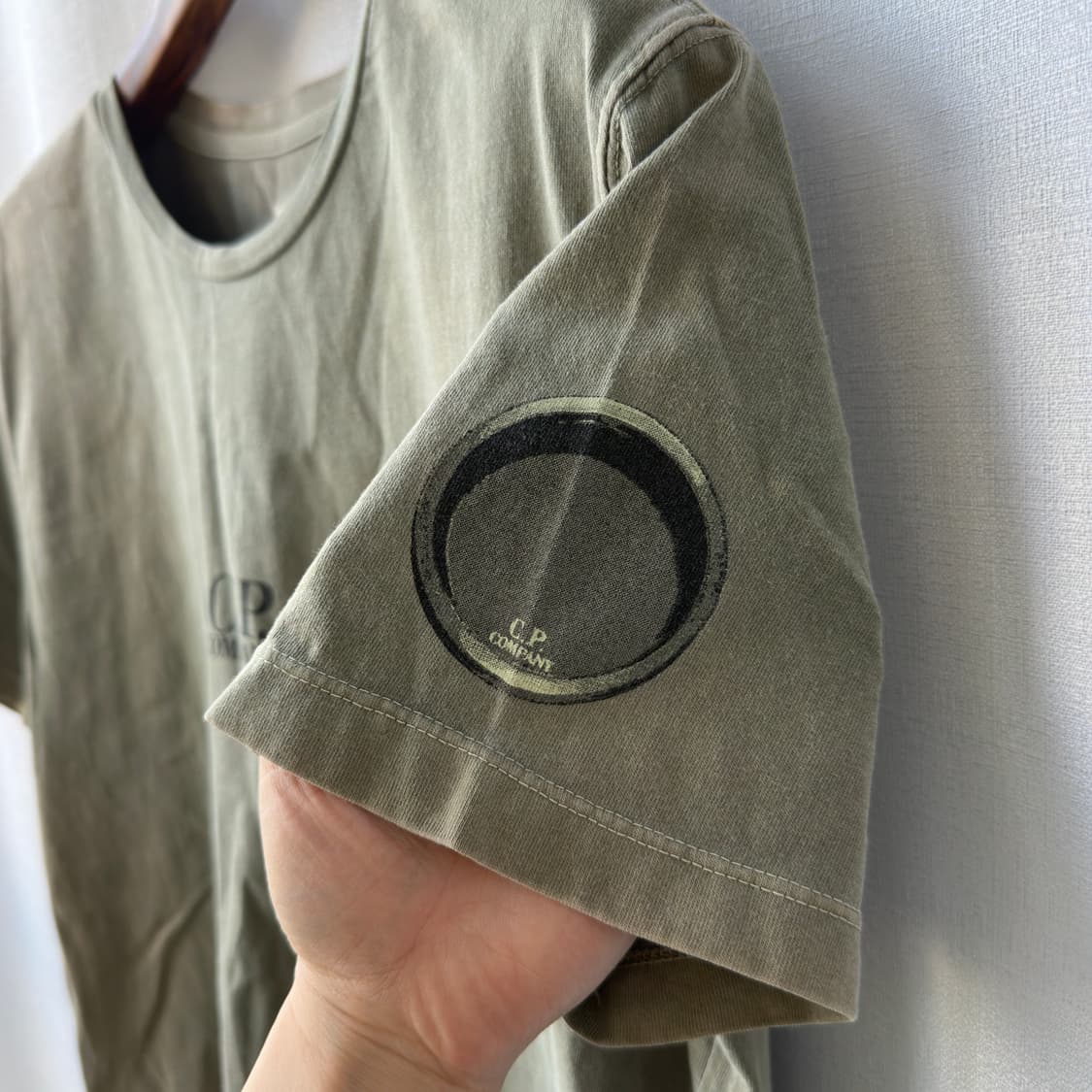 CP 컴퍼니 렌즈 로고 프린팅 반팔 티셔츠 카키 105 상품이미지5