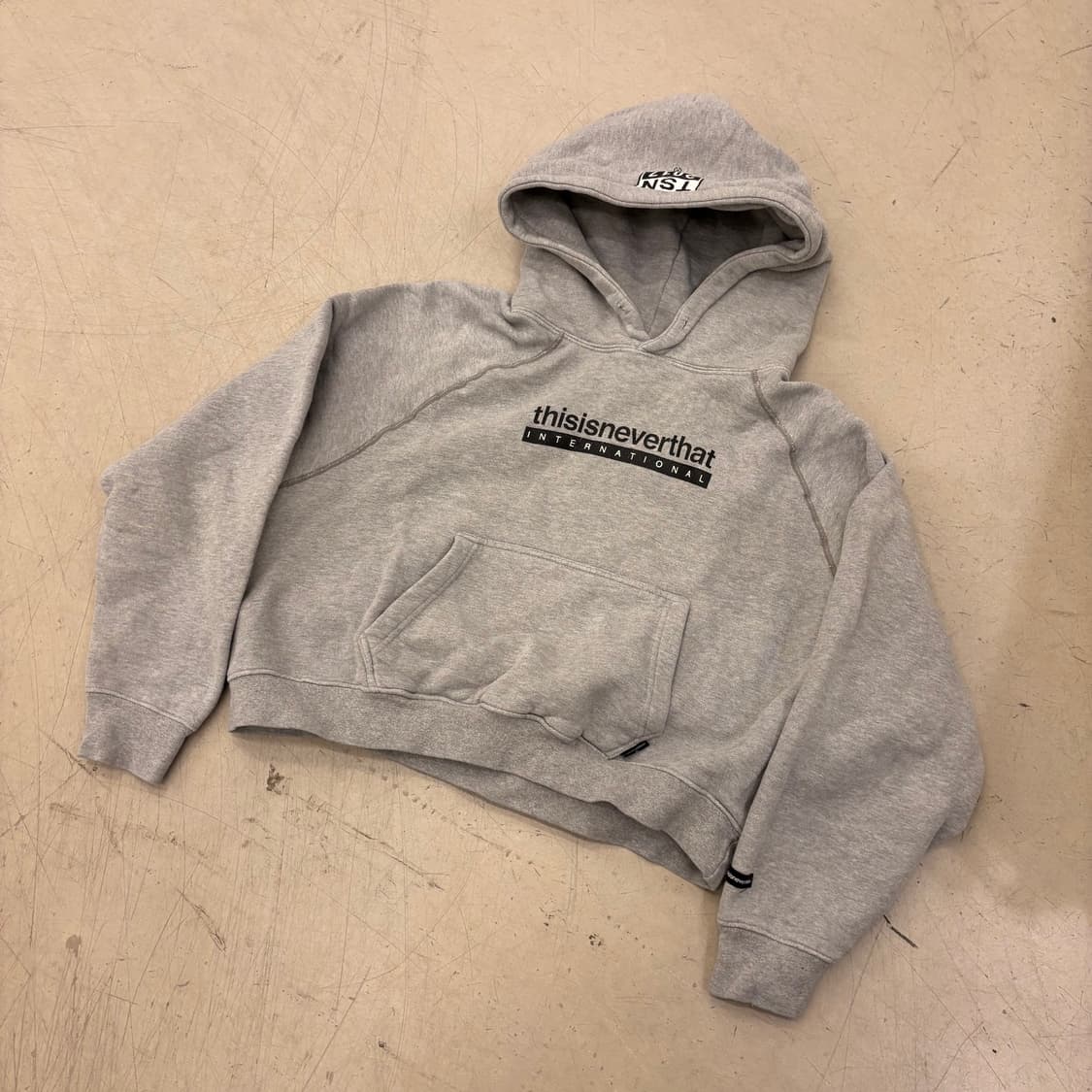 디스이즈네버댓 센터로고 크롭 후드티 상품이미지1