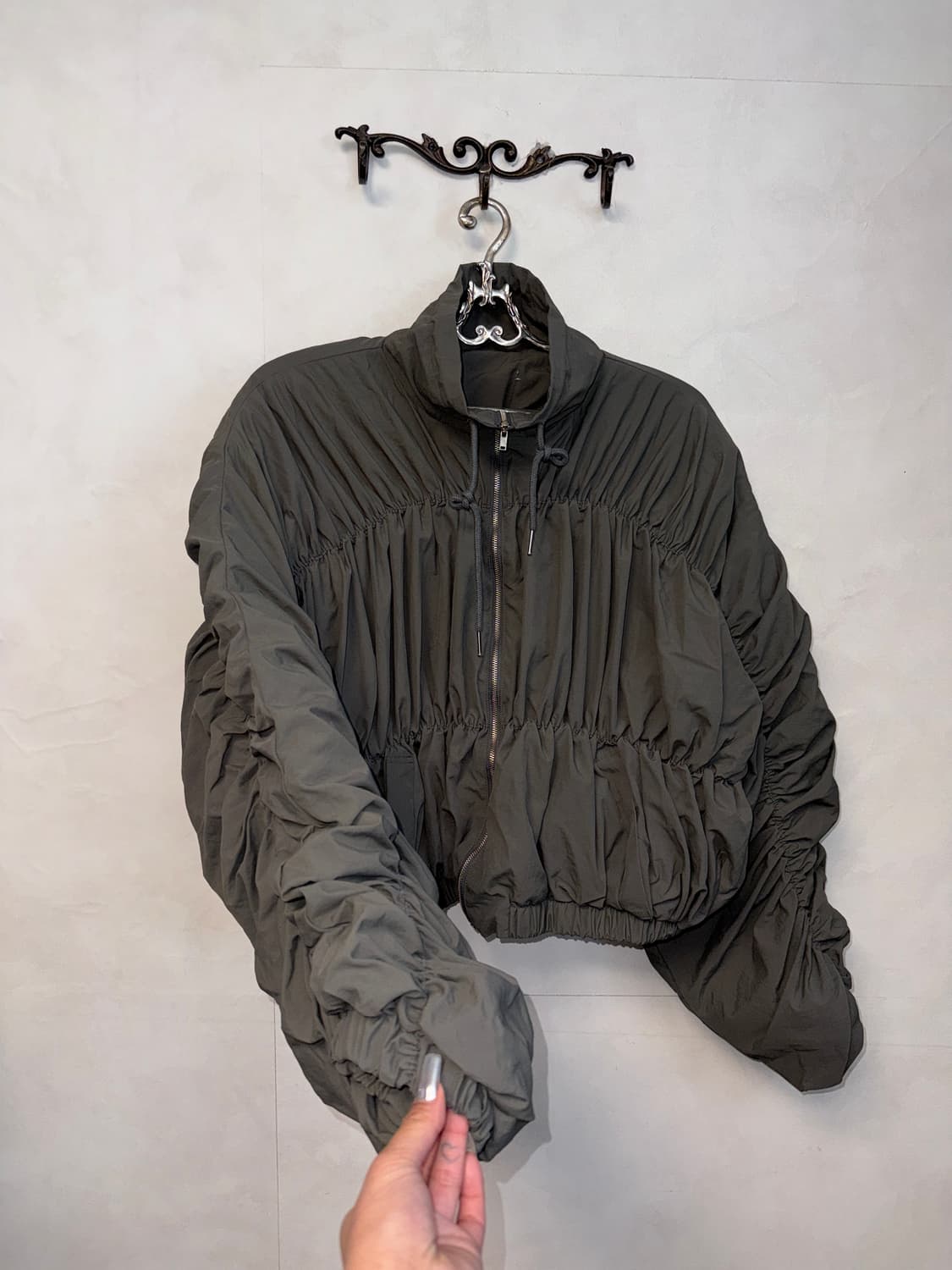 Charcoal shirring details crop puffer 상품이미지2