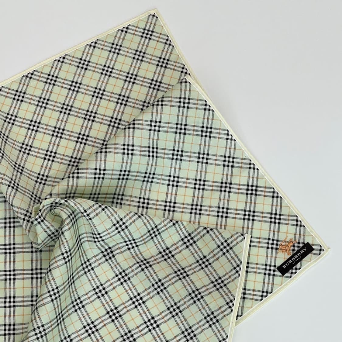 (새상품) burberry /버버리 쁘띠스카프 손수건 상품이미지1