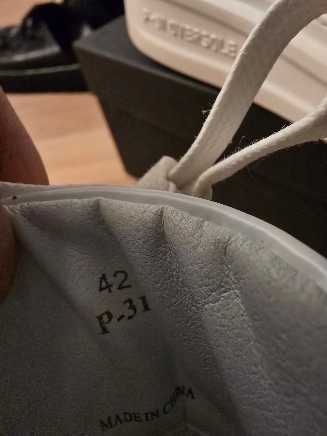 P-31 Oversole 화이트 스니커즈 7cm 42사이즈입니다. 상품이미지3