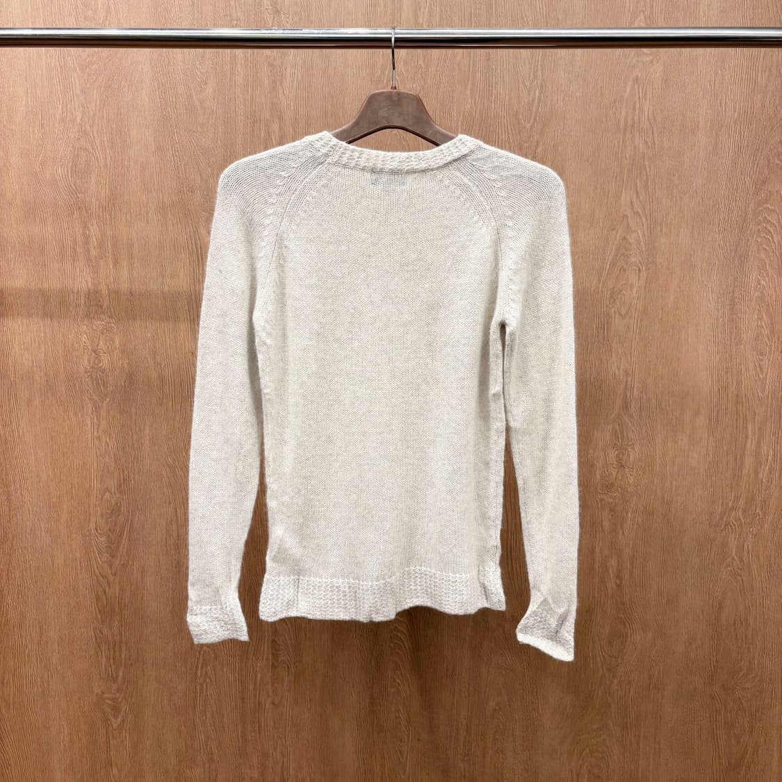 아페쎄 미니멀 라운드넥 긴팔 니트 레글런 슬리브 립 짜임 디테일 아이보리 상품이미지3