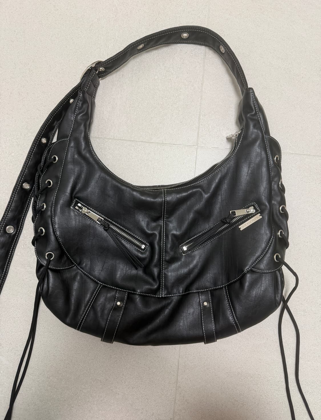 낫노잉 하프문 레더 크로스백 상품이미지4