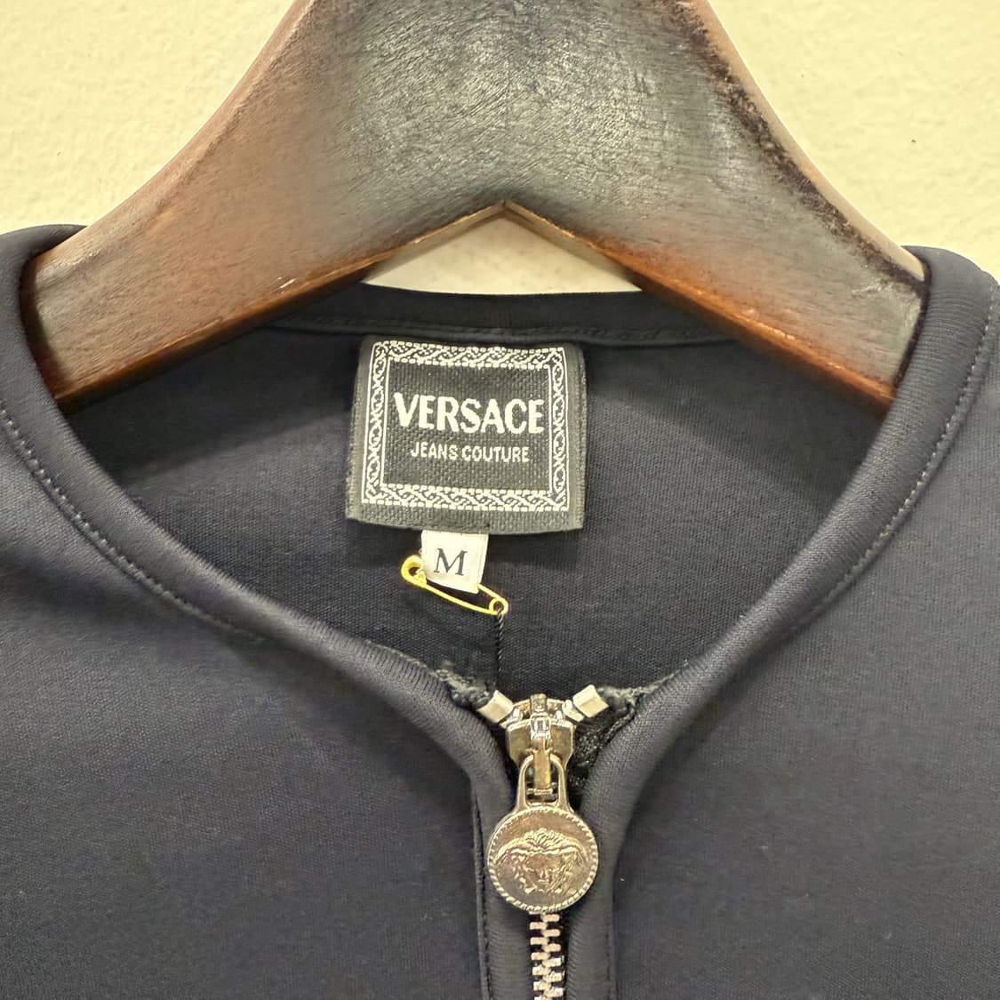 VERSACE 폴리 기능성 스판소재 풀오버집업 크롭 져지입니다. 상품이미지3