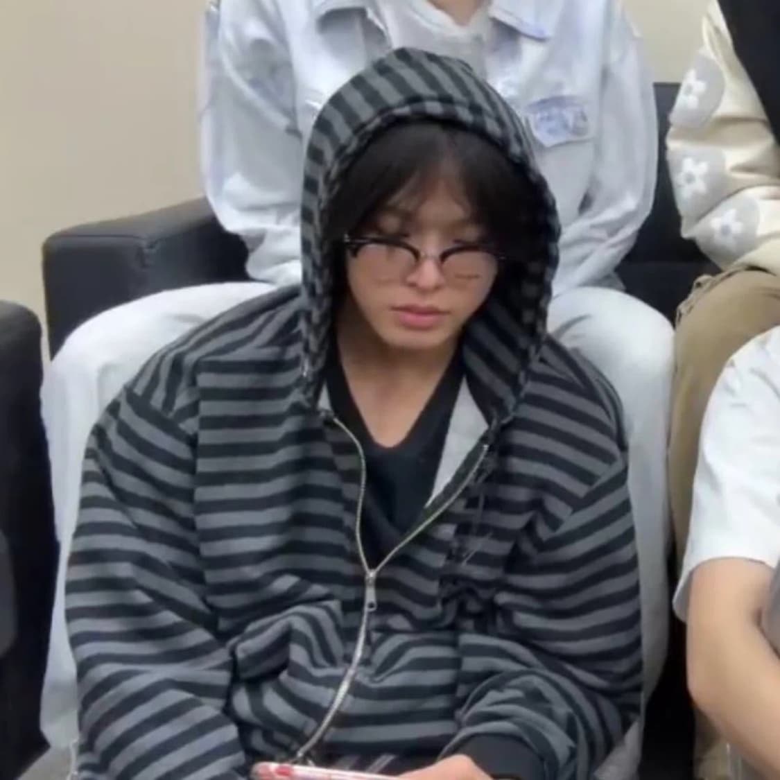 언타이틀서울 스트라이프 퍼 후드집업 더콜디스트모먼트 애즈온 상품이미지1