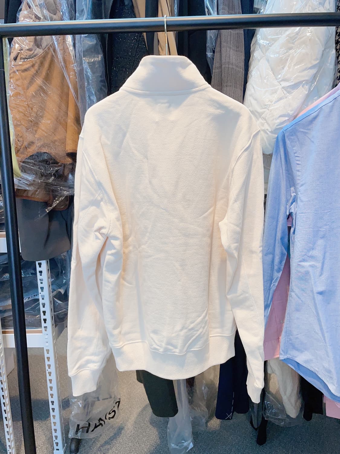 (정품/새상품) 뉴발란스 공용 베이지 NB 자수 로고 반 집업 맨투맨 상품이미지3