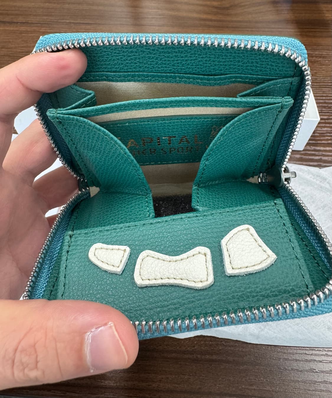 캐피탈 떰즈 업 본 핸드 집 미니 월렛 그린 색상 상품이미지3