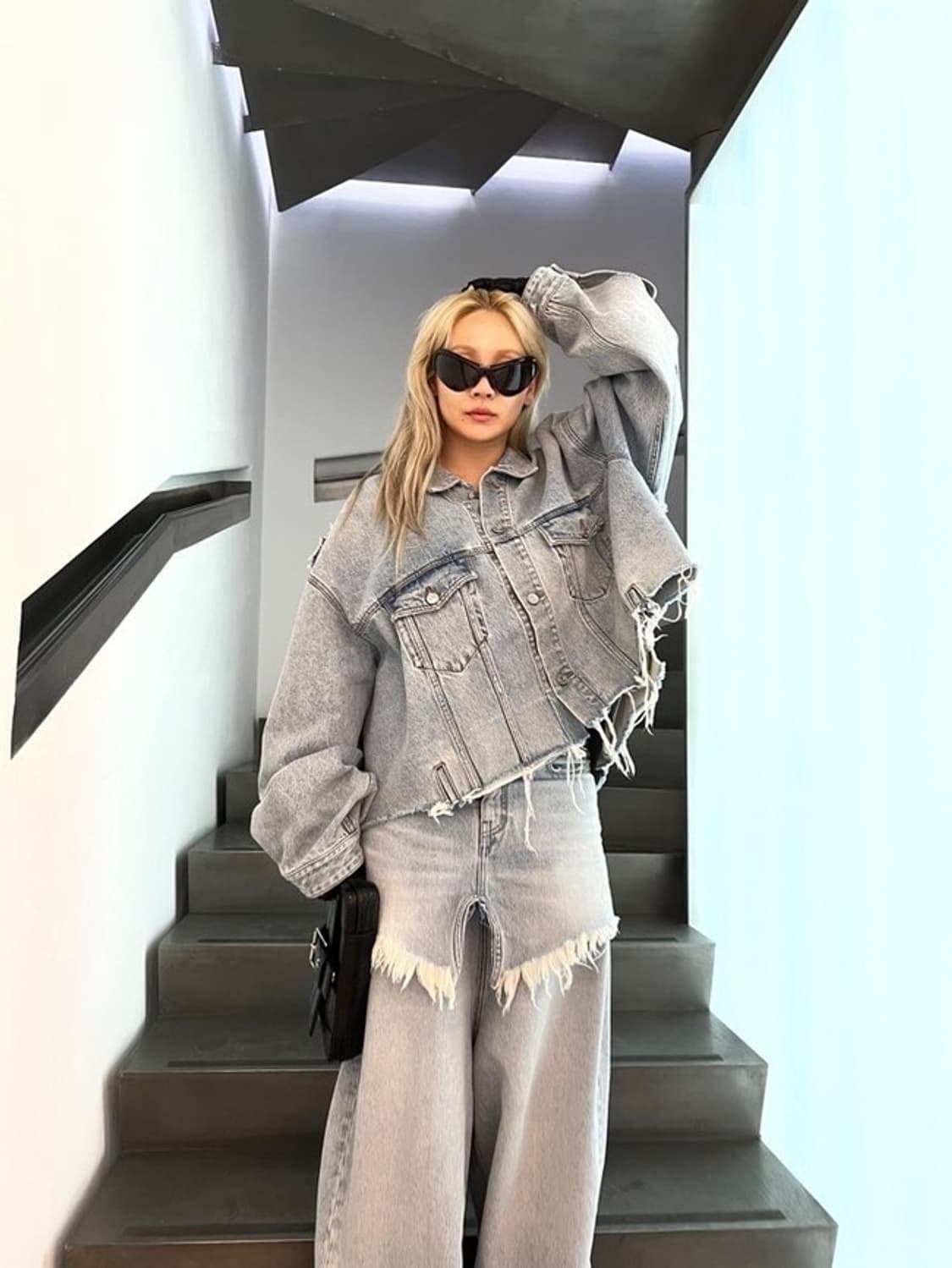 발렌시아가 디컨스트럭티드 오버사이즈 로우 데님 자켓 상품이미지2