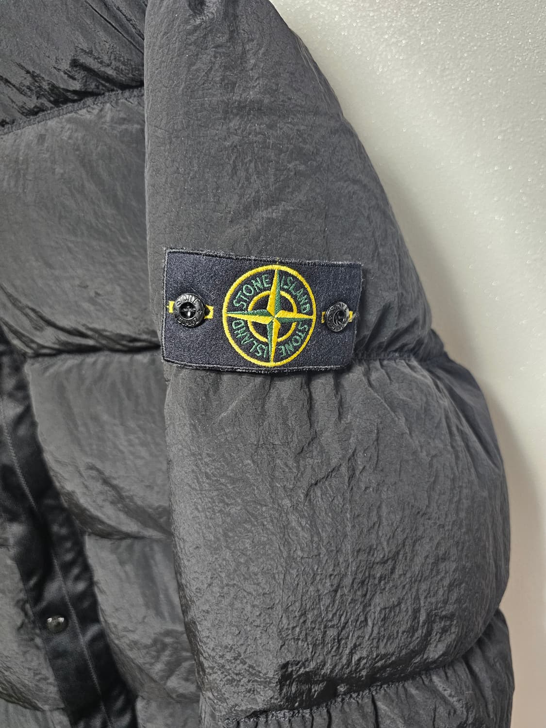 스톤아일랜드 나일론 메탈 에코닐 후드 다운 패딩 24FW 상품이미지5