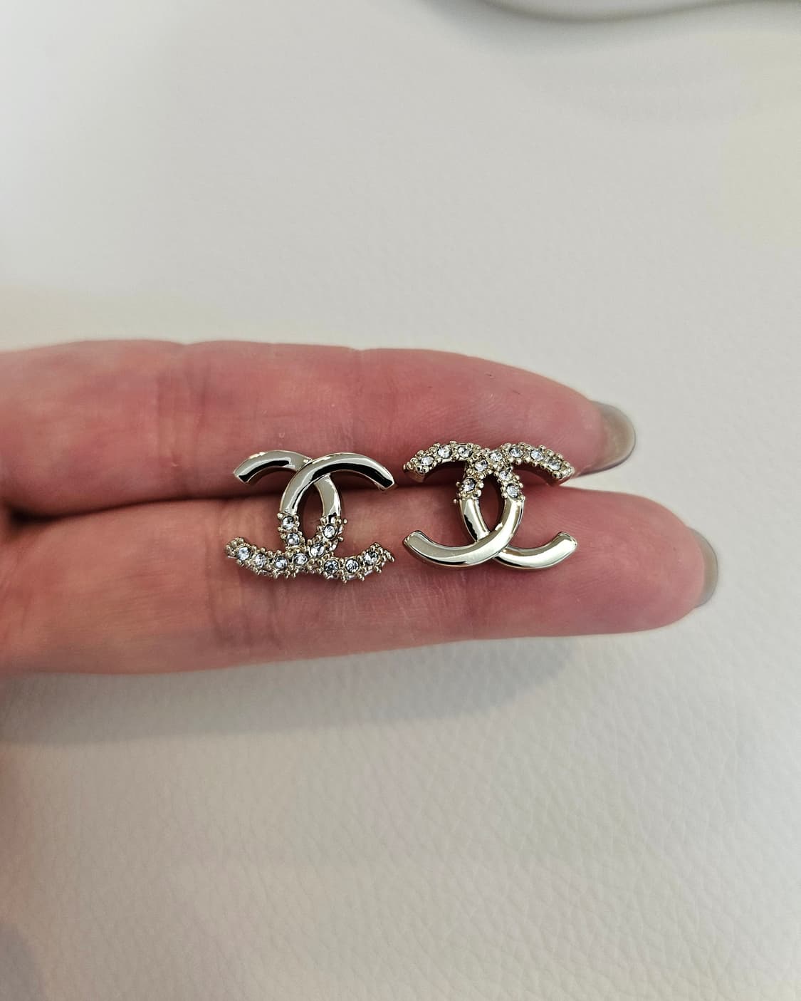 샤넬 언발 큐빅 CC로고 귀걸이 샴페인골드 업사이클링 상품이미지3