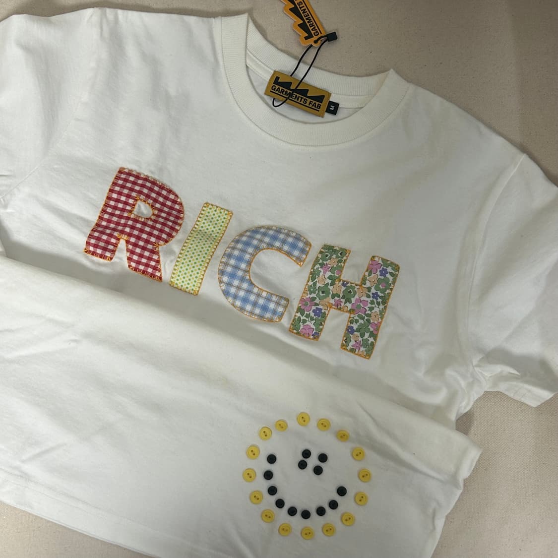 Garments fabs rich smile button tee 상품이미지1