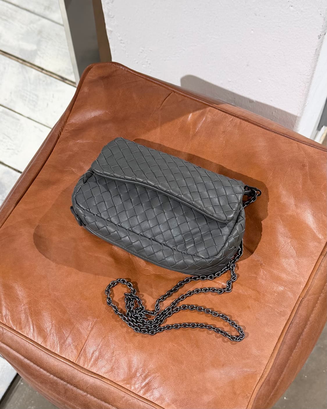 보테가 베네타 차콜 인트레치아토 나파 미니 체인 크로스백 상품이미지1