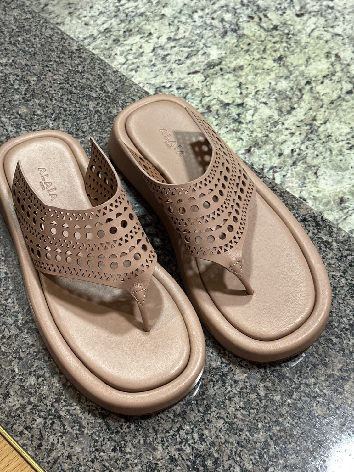 Alaia 펀칭 샌들 상품이미지3
